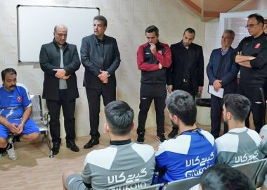 مدیر عامل و اعضای تیم فوتسال باشگاه گیتی&zwnj;پسند